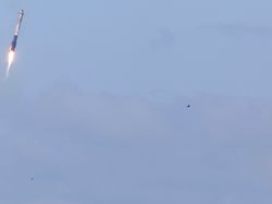 Momen Menakjubkan Mesin Falcon Heavy Balik Sendiri ke Bumi