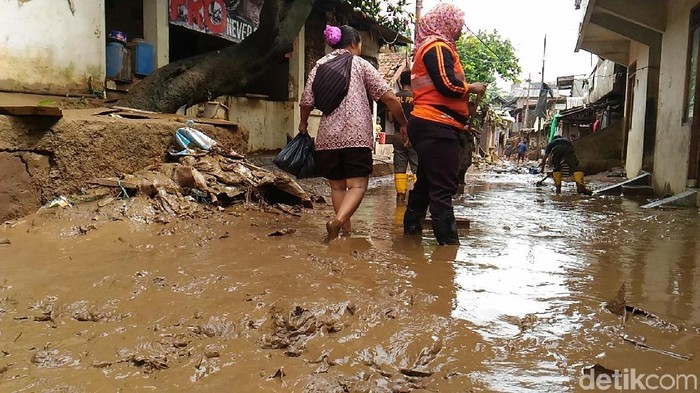 Banjir di Pejaten Timur Surut, Warga Bersih-bersih Rumah