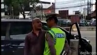 Seorang pengendara mobil menyeruduk anggota polisi lalu lintas Jakarta Timur menggunakan kepalanya. Pemobil tersebut tak terima setelah terlibat cekcok dengan polisi di Simpang Matraman, Jakarta Timur.