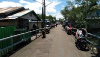 Jalan antar kampung tampak lengang.
