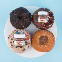 Yummy! Donat Ini Diberi Topping Brownies Nutella dan Botol Nutella Mini!