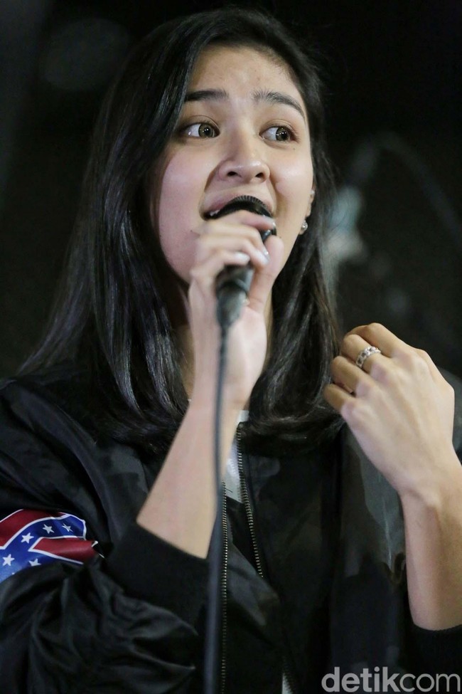 Selain akting, keponakan penyanyi Harvey Malaiholo ini juga mahir bernyanyi dan main musik. Foto: Ismail/detikHOT