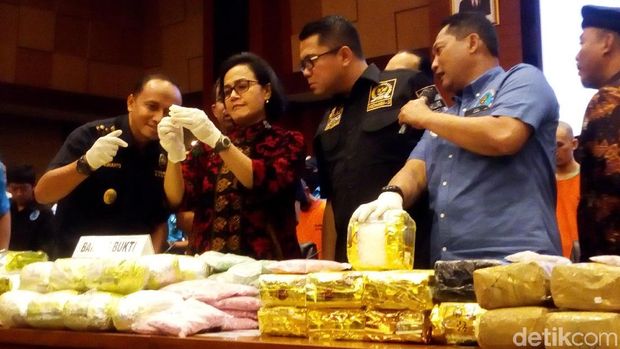 Sri Mulyani dan Buwas Pamerkan Sabu Hasil Tangkapan Bea Cukai-BNN