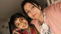 Mehul yang masih berusia 10 tahun ini menjadi orang termuda dalam satu dekade terakhir yang memiliki skor IQ Mensa tertinggi, yakni 162. Dalam foto ini, Mehul sedang bersama ibundanya, Divya Garg. Foto: Garg Family/The Sun