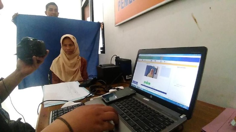 Penghuni Liponsos Keputih Rekam Data e-KTP, Ini Kesulitannya Penghuni Liponsos Keputih Rekam Data e-KTP, Ini Kesulitannya