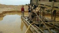 Di lokasi itu kita mengamankan satu orang pelaku inisial S penambangan ilegal, kata Kapolres Kuansing AKBP Fibri Karpiananto kepada wartawan, Rabu (7/2/ 2018). Menurut Fibri, pihaknya menerima laporan dari masyarakat yang resah akan aktivitas penambangan emas ilegal itu. Dari laporan tersebut, dilakukan penelusuran. Di lokasi   itu ditemukan sejumlah peralatan untuk penambangan ilegal. Ada mesin robin, air raksa/merkuri dan karpet tiga lembar, pungkas Fibri.