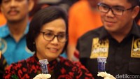 Menkeu Sri Mulyani menunjukkan barang bukti.