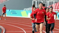 Para atlet ini berlatih dan berlari mengitari lapangan.