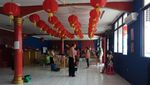 Foto: Rupang Dewa Klenteng Dibersihkan Jelang Imlek