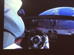 Elon Musk Jadi Admin SpaceX Selama Peluncuran Falcon Heavy