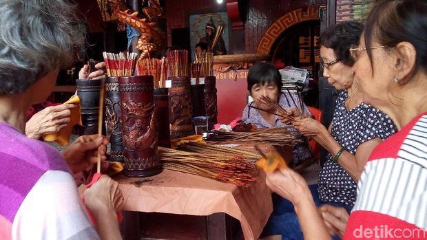 Jelang Imlek, Pusaka Kuno di Kelenteng Jepara Ini Dibersihkan