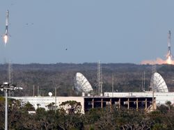 Momen Menakjubkan Mesin Falcon Heavy Balik Sendiri ke Bumi