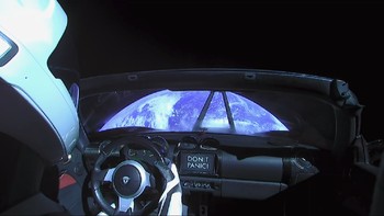Sebelumnya, ahli kimia dari Indiana University, William Carroll, pernah mengatakan bahwa Roadster dan Tesla akan hancur di luar angkasa akibat radiasi tak lebih dari satu tahun. Foto: YouTube