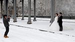 Foto: Tetap Asyik Foto Prewedding Saat Paris Diselimuti Salju