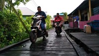 Jalan-jalan di Agats dibangun di atas papan di atas rawa. 