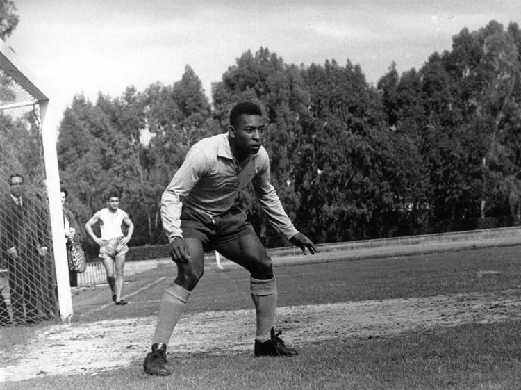 Pele Hingga Dani Alves: Kiper Dadakan dari Masa ke Masa