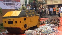 Miras yang dimusnahkan tersebut terdiri dari jenis anggur merah sebanyak 2200 botol, anggur putih sebanyak 1800 botol, anggur ginseng sebanyak 1850 botol, anggur kolesom sebanyak 1700 botol, bir sebanyak 750 botol, ciu oplosan sebanyak 1200 botol, wisky sebanyak 300 botol, vodka sebanyak 200 botol dan kamput sebanyak 500 botol.
