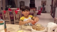 Wah, ternyata Knezou bisa bikin cookies sendiri. Pinter banget ya anak Tamara yang umurnya baru tujuh tahun itu. Foto: Instagram @tamarablezynskiofficial