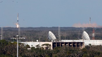 Tepuk tangan membahana ketika dua pendorong SpaceX mendarat dalam posisi tegak tanpa mengalami kerusakan. Foto: Reuters