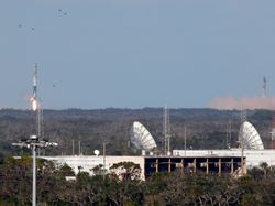 Momen Menakjubkan Mesin Falcon Heavy Balik Sendiri ke Bumi