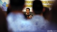 Imam Nahrawi melakukan pelantikan terhadap para PNS.