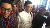 Zumi Zola dan Tjahjo lalu berpisah, Tjahjo menyambut Menko Polhukam Wiranto.