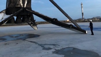Potret lebih dekat pendorong Falcon Heavy yang berhasil kembali. (Foto: Dok. Elon Musk)