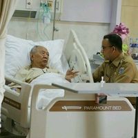 Anies tampak berbincang dengan Gus Sholah