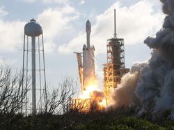 Detik-detik Menegangkan Roket Terkuat Sejagat Mengangkasa