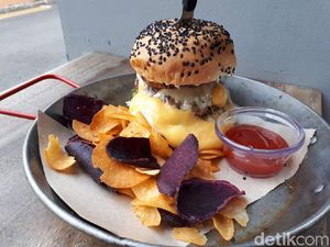 The Lab SG: Seru! Menyantap Burger Berlelehan Keju di Kafe Bertema Laboratorium