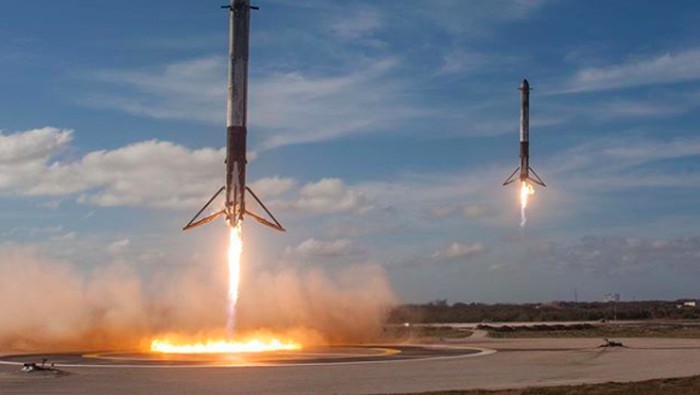 Kembalinya mesin pendorong Falcon Heavy. Foto: Reuters Kembalinya mesin pendorong Falcon Heavy. Foto: Reuters
