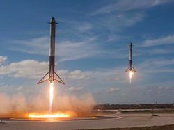 Momen Menakjubkan Mesin Falcon Heavy Balik Sendiri ke Bumi