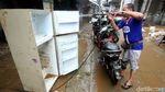 Potret Tumpukan Sampah Sisa Banjir di Cililitan