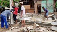Padat Karya Cash Bantuan Stimulan Perumahan Swadaya (BSPS) di Kabupaten Dharmasraya, Sumatera Barat ini adalah program padat karya cash Jokowi yang pertama dimulai. Ristyan/Kementerian PUPR.