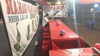 Pulang malam usai liputan atau mengejar narasumber, warung pecel lele dan pecel ayam pinggir jalan sering disambangi. Bisa pakai nasi uduk agar gurih renyahnya lele dan ayam goreng makin nikmat. Foto: Ibnu Hariyanto/detikcom