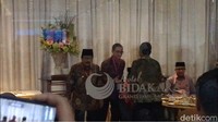 Zumi Zola saat berada di ruang tunggu sebelum acara dimulai.