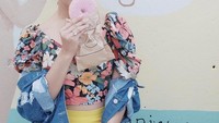 Begini nih gaya fashionable Ciki saat melahap donat! Foto: Instagram citraciki