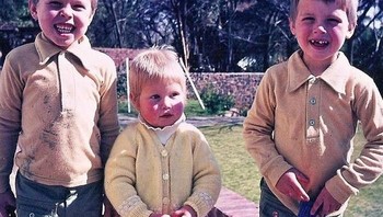 Elon bersama dua adiknya, Kimbal dan yang terkecil Tisca. Elon gila membaca buku, suka hal-hal berbau fiksi sains dan komputer. Senang menyendiri, Elon juga agak canggung bergaul. Maka ia jadi incaran pelaku bully di sekolahnya. Foto: istimewa  