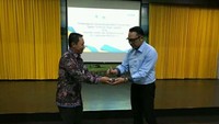 PT Asuransi Kredit Indonesia (Persero) atau Askrindo dan PT Pelabuhan Indonesia (Pelindo) III (Persero) melakukan penandatangan kerjasama penjaminan risiko oleh Askrindo atas aset yang dimiliki Pelindo III untuk memperkuat sinergi BUMN antara kedua perusahaan pelat merah tersebut, di Surabaya, Senin (5/2/2018). Pool/Askrindo.