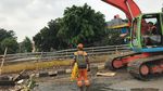 Foto: Ekskavator Bersihkan Sampah dari Sungai Ciliwung