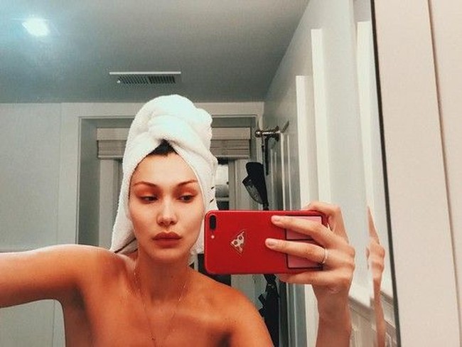 Bahkan Bella Hadid juga ikut meramaikan foto selfie mengenakan handuk. Foto: Instagram
