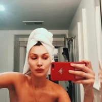 Bahkan Bella Hadid juga ikut meramaikan foto selfie mengenakan handuk. Foto: Instagram