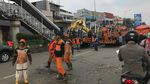 Foto: Ekskavator Bersihkan Sampah dari Sungai Ciliwung