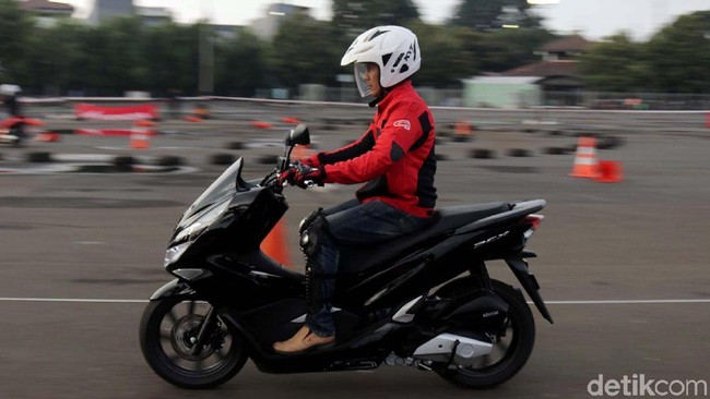 Ngacir dengan Honda PCX Buatan Sunter