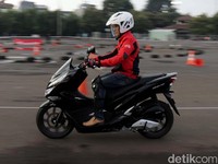 Ngacir dengan Honda PCX Buatan Sunter