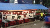 Warung ini berlokasi dekat Kali Ciliwung. Selain menjual lele, warung ini juga menjual ayam bakar hingga ikan bakar.