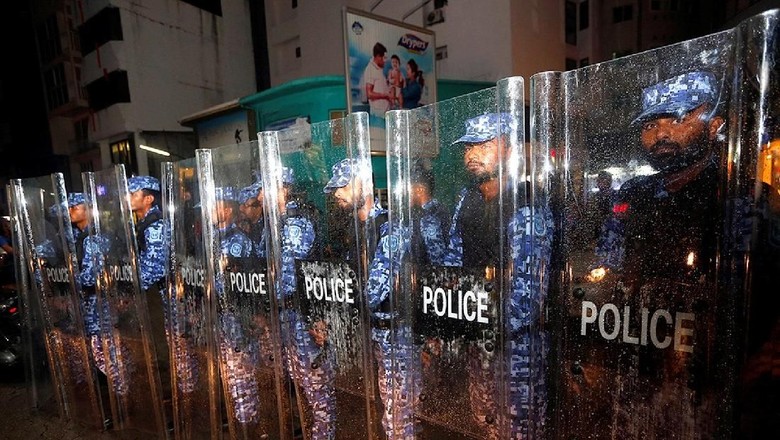 Petugas kepolisian di Male (Reuters) Petugas kepolisian di Male (Reuters)