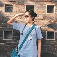 Di usia yang masih terbilang muda, Indah Kusuma berhasil meraih gelar Sarjana Kedokteran dari Universitas Jenderal Achmad Yani, Bandung. (Foto: Instagram)