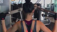 Mojang asal Bandung itu tampak tengah berolahraga di studio gym. Foto: Instagram @kevinlln
