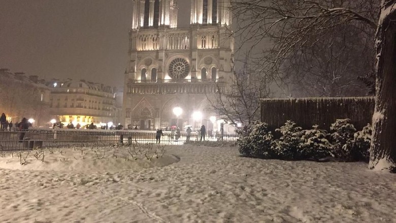 Hujan Salju Lebat Lumpuhkan Paris Hujan Salju Lebat Lumpuhkan Paris